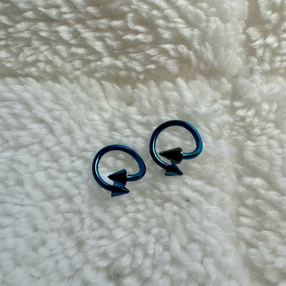2 twist piercings - Picture 3 of 7